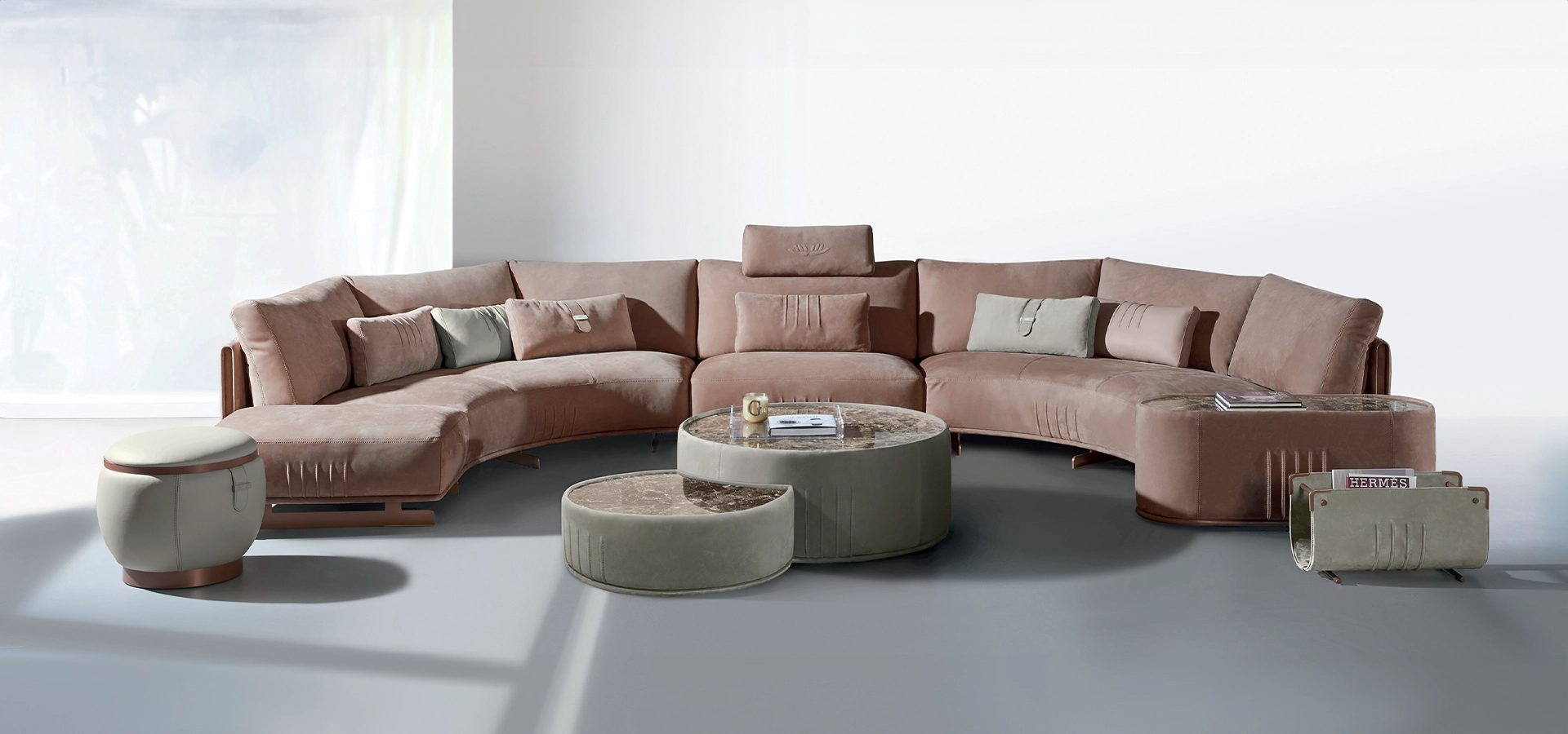 Stylový obývací pokoj s elegantní sedací soupravou Maxmilian, minimalistickou knihovnou Arpa, moderním světlem Bardot a sofistikovaným konferenčním stolkem Paddle, vše od prestižního výrobce Bonaldo